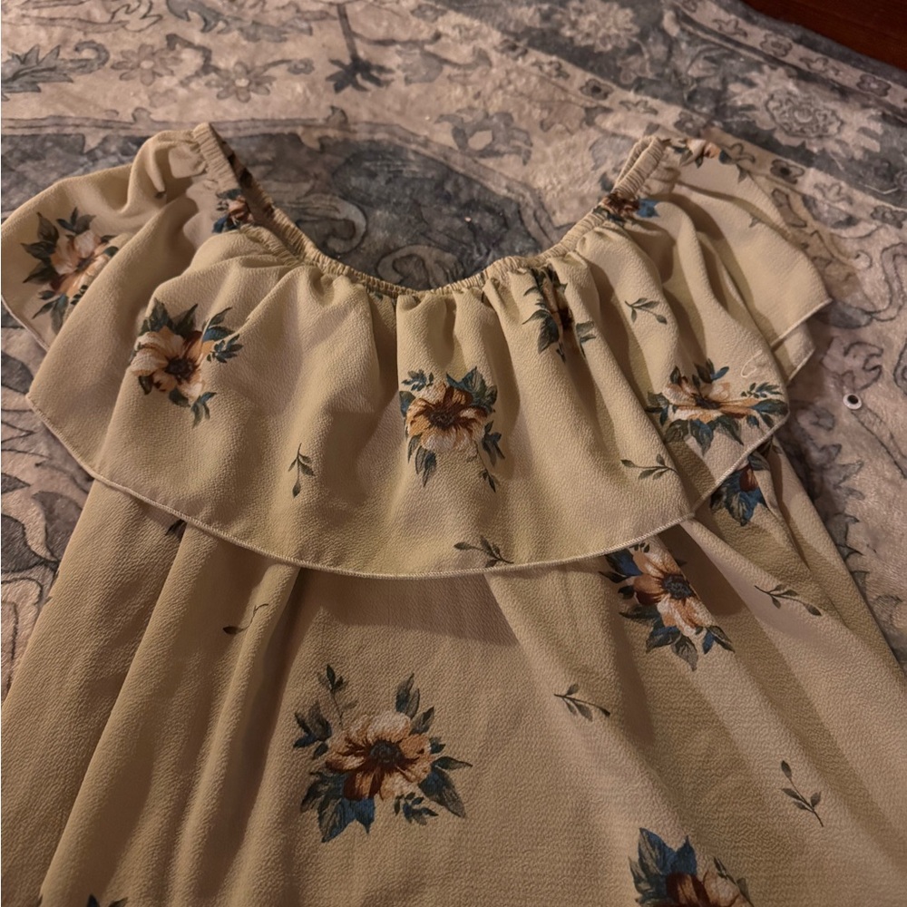 Floral Ruffle Off-Shoulder Top - Picture 6 of 7